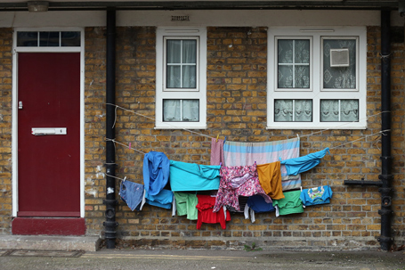 Ropas de niños secándose en las Torres Hamlets, una zona de viviendas en Londres donde, según algunos estudios, la pobreza infantil es más alta que en otros lugares de Reino Unido. Oli Scarff/Getty Images