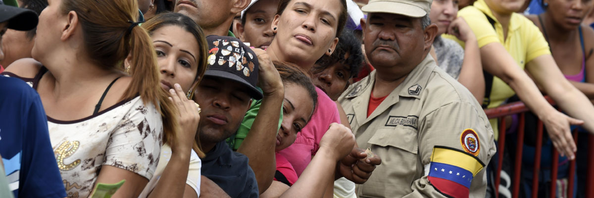 Gente espera en una cola para comprar pollo en plena crisis de escasez de alimentos en los mercados de Caracas, Venezuela. Juan Barreto/AFP/Getty Images