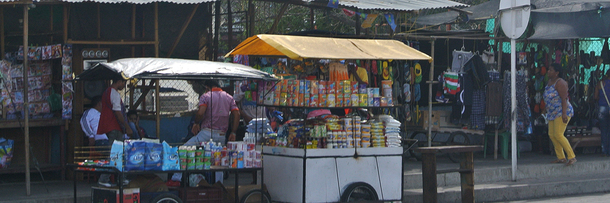Puesto callejero en la ciudad de Maicao, Colombia, donde venden productos básicos obtenidos en Colombia a bajo coste. Foto: Bárbara Bécares