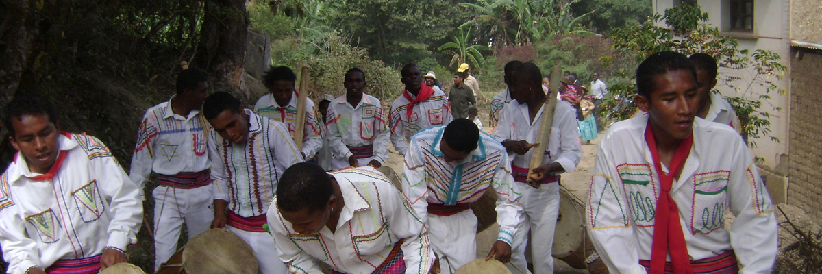 El grupo de jóvenes del Movimiento Cultural Saya Afroboliviana hacen una demostración de gala de la SAYA en la comunidad de Dorado Chico. Foto cortesía de Alejandro Fernández Gutierrez