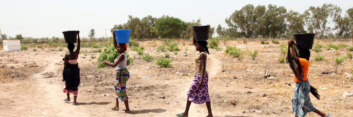 Acarrear agua, la diaria de muchas en África - Esglobal