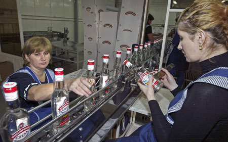 Dos empleadas en la destilería de Vodka 'Fayur-Soyuz'. Kazkek Basayez/AFP/Getty Images
