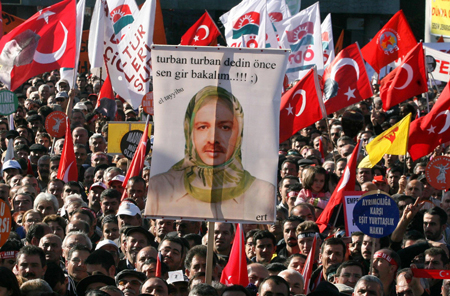 Manifestación de la comunidad aleví en las calles de Ankara en contra del Gobierno turco de corte islamista. La pancarta dice: "Insistes en el pañuelo, veamos cómo te queda a ti primero". Adem Altan/AFP/Getty Images