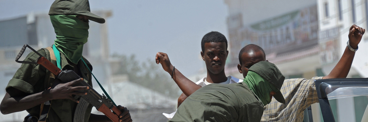 Soldados somalíes en un control de vehículos tras un atentado de Al Shabaad (Mohamed Abdiwahab/AFP/Getty Images)