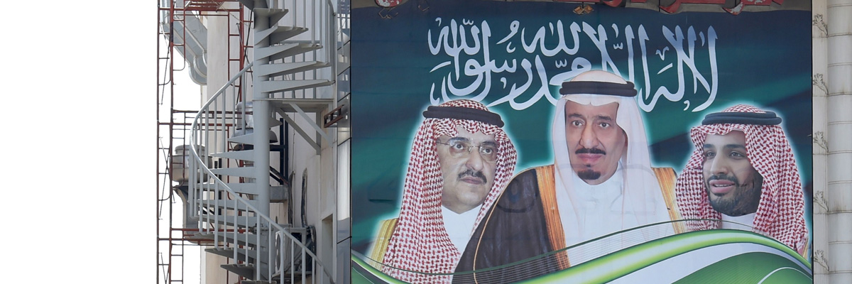 Un cartel con la foto del rey Salman bin Abdulaziz, Mohammed bin Nayef y Mohammed bin Salman en Riad, Arabia Saudí. (Fayez Nureldine/AFP/Getty Images)