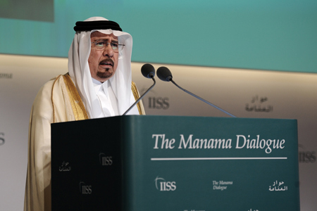 El ministro saudí de Asuntos Exteriores, Nizar bin Obaid Madani, interviene en la novena cumbre de seguridad regional organizada en Manama, Bahréin. 