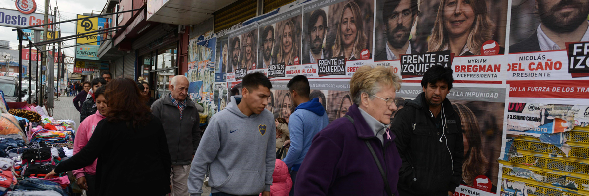 Gente caminando por las calles de La Matanza, en la provincia de Buenos Aires, los días previos a las elecciones. (Eitan Abramovich/AFP/Getty Images)
