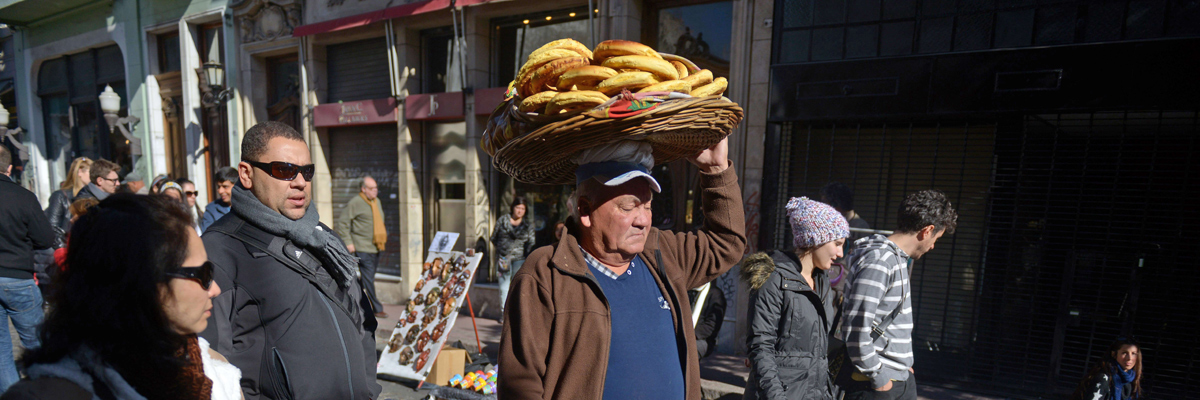 Un hombre vende chipas, una comida tradicional de Paraguay, en el barrio de San Telmo, Buenos Aires, Argentina, junio 2015. Eitan Abramovich/AFP/Getty Images