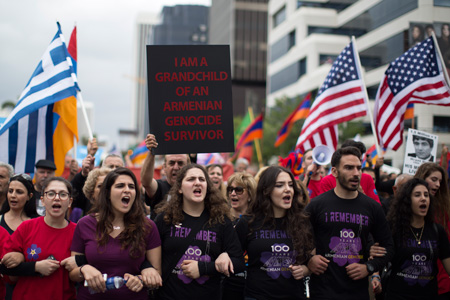 Miembros de la comunidad armenia en Estados Unidos se manifiestas frente al consulado de Turquía en Los Ángeles, California. (David McNew/Getty Images)