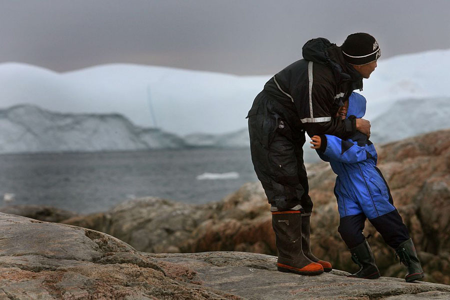Ártico. Inuits. Son cerca de cuatro millones y se reparten en ocho países: Canadá, Noruega, Suecia, Finlandia, Rusia y Estados Unidos (Alaska) y Dinamarca (Groenlandia), donde la población indígena supera a la no indígena (50.000 de un total de 57.000 personas). El calentamiento global es la mayor amenaza para estos pueblos, ya que el deshielo está acabando con los recursos marinos y con las economías de subsistencia, características de estas comunidades. En la imagen, un pescador inuit y su hijo, tras la caza de focas cerca del pueblo de Ilimanaq, en Groenlandia. Uriel Sinai/Getty Images