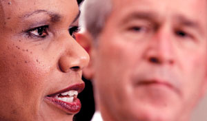 Al lado de su hombre: Condoleezza Rice habla ante la atenta mirada de Bush después de su candidatura a la Secretaría de Estado en noviembre pasado.