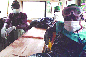Foto: Trabajadores de un hospital de Uganda trasladan a una víctima del Ébola, que se llevó 81 vidas en la ciudad de Gulu (noviembre de 2000).