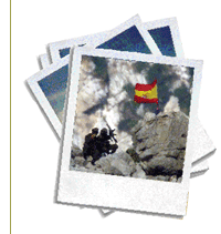 Foto de soldados subiendo una colina y en ésta la bandera española