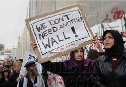 Unidos por la paz: palestinos e israelíes rechazan el muro cerca de Jerusalén en febrero.