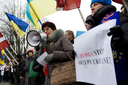 Un grupo de persinas protesta contra la agresión rusa a Ucrania en la puerta de la puerta de la Embajada de Rusia en Riga, Letonia. Ilmars Znotins/AFP/Getty Images