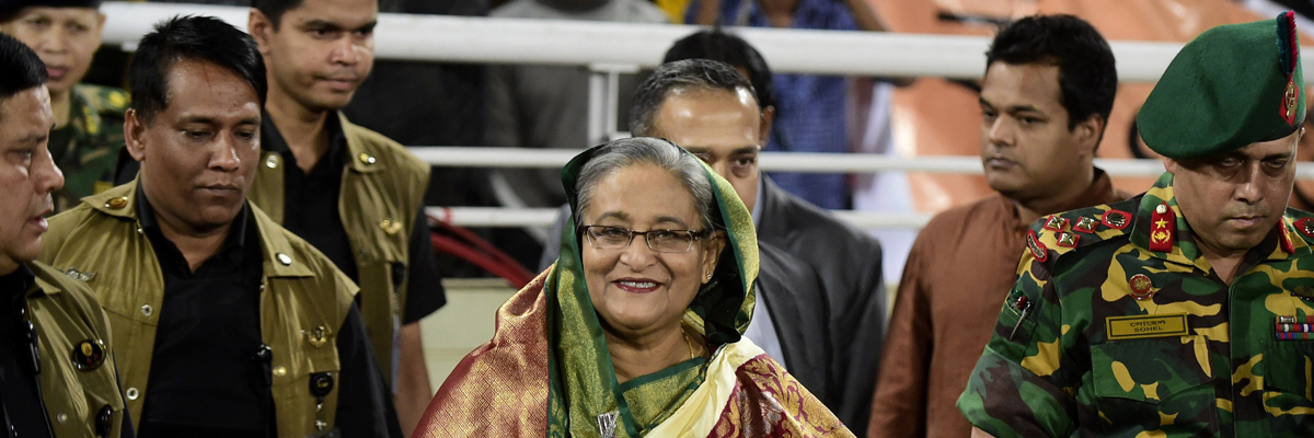 La primera ministra de Bangladesh, Sheikh Hasina, llega en una ceremonia de presentación en el Estadio Nacional Sher e Blagla, diciembre de 2014. Munir Uz Zaman/AFP/Getty Images.