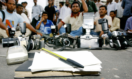 Periodistas en el capital de Bangladesh, Daca, durante una manifestación. (Farjana K. GodhulyAFP/Getty Images) 