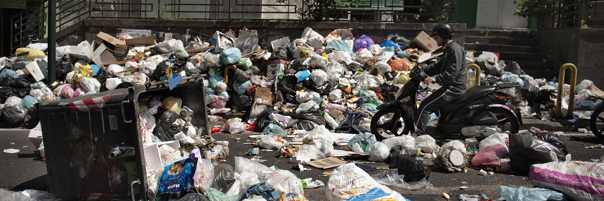 Bolsas de basura tiradas en Nápoles (Anna Monaco/AFP/Getty Images)