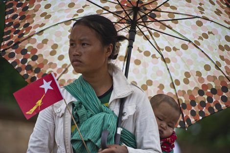 Una mujer birmana de la etnia Pa'O espera con su hijo la llegada de Aung San Suu Kyi. Ye Aung Thu/AFP/Getty Images