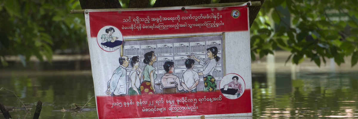 Un poster sobre las próximas elecciones en Kyouk Ye cerca de la ciudad de Hinthada. (Ye Aung Thu/AFP/Getty Images)