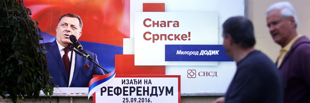 Un cartel que muestra a Milorad Dodik sobre el referéndum en Banja Luka, República Srpska, Bosnia y Herzegovina. (STR/AFP/Getty Images)