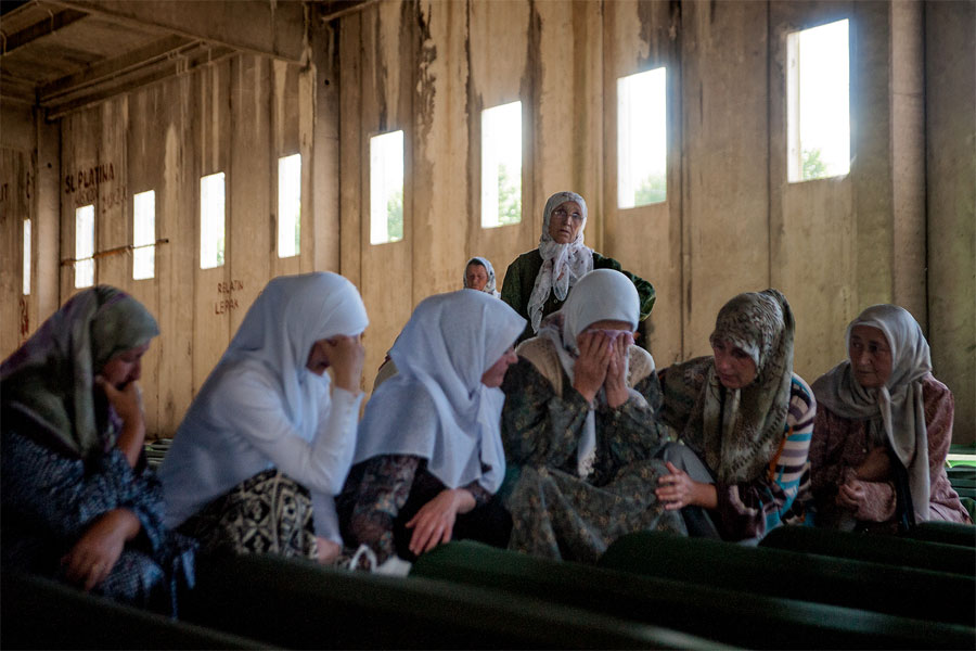 Un grupo de mujeres llora frente a los ataúdes de familiares. La mayoría de las víctimas en Srebrenica fueron hombres. © Mikel Oibar