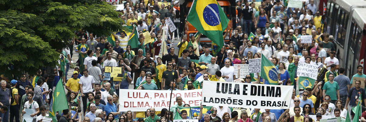 Manifestantes durantes las protestas que piden el proceso de destituación de la presidenta brasileña, Dilma Rousseff, en Sao Paulo. (Miguel Schincariol/AFP/Getty Images)