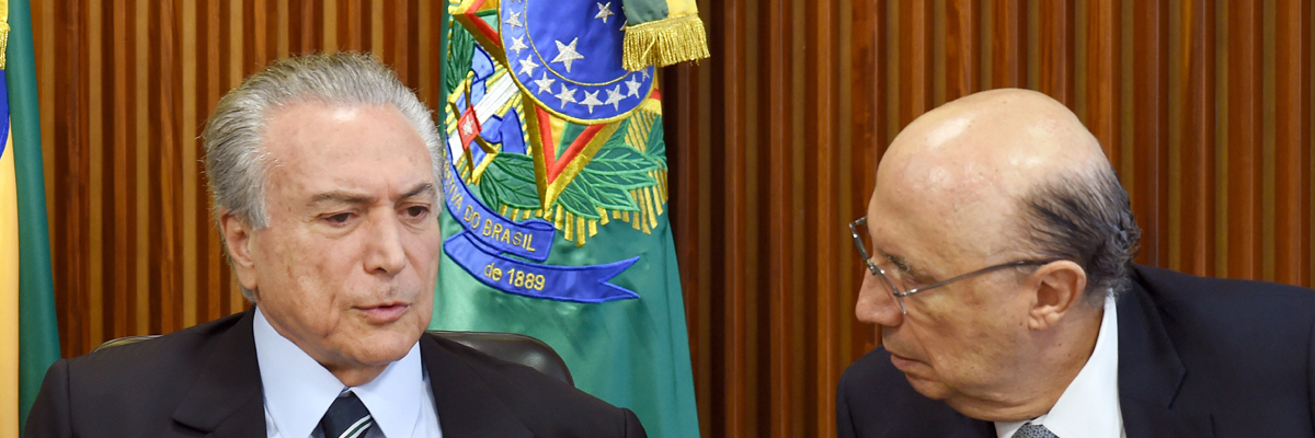 El presidente interino de Brasil, Michel Temer, y el ministro de Economía,Henrique Meirelles, durante una reunión en el Palacio de Planalto en Brasilia, Brasil. (Evaristo Sa/AFP/Getty Images)