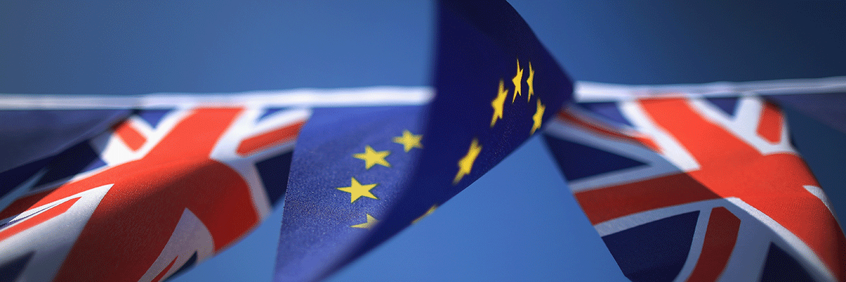 Banderas de Reino Unido y la Unión Europea ondean en Knutsford. (Christopher Furlong/Getty Images)