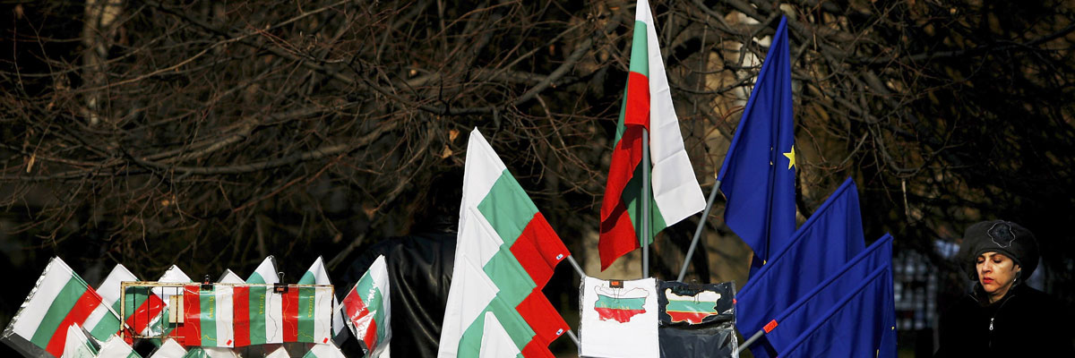 Venta de bandera de Bulgaria y la UE en las calles de Sofía. Daniel Berehulak/Getty Images