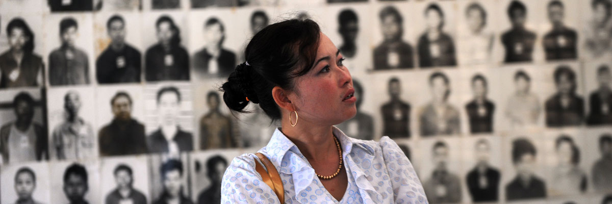 Una mujer camboyana mira los retratos de las víctimas de los Jemeres Rojos en el museo dedicado al genocidio en la ciudad de Phnom Penh. AFP/Getty Images