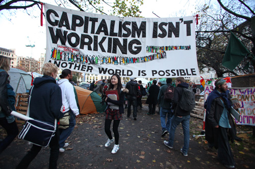 Un grupo de jóvenes se manifiestan contra el capitalismo en Londres (Reino Unido). (Geoff Caddick/AFP/Getty Images)