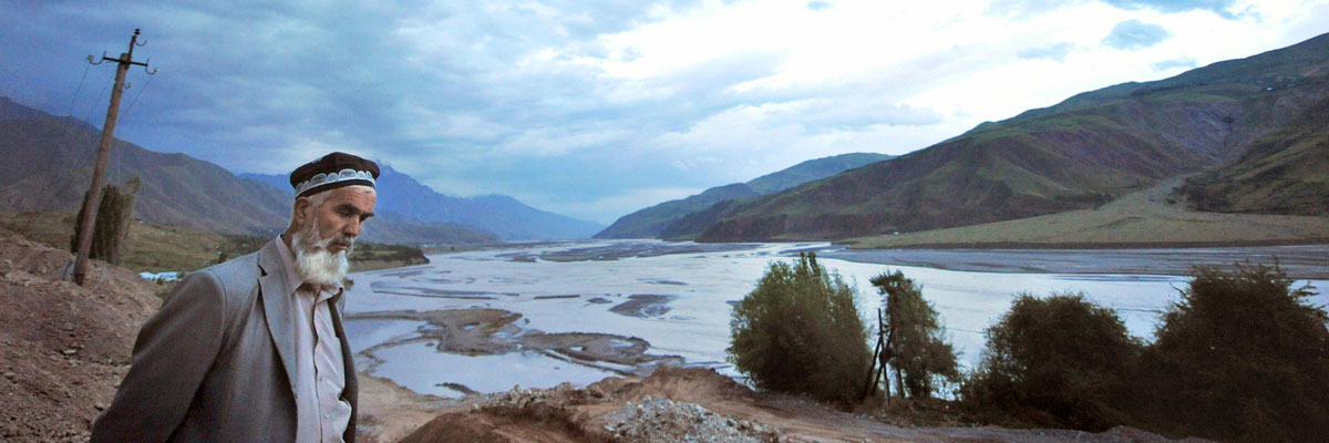 Rivera del río en el pueblo de Gam, a unos 250 kilómetros de Dusambé, capital de Tayikistán. Vyacheslav Oseledko/AFP/Getty Images.