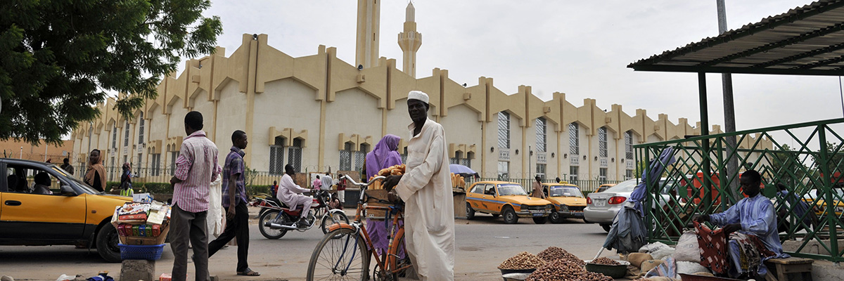 Un hombre ante la Gran Mesquita de Yamena. (Issouf Sanogo/AFP/Getty Images)