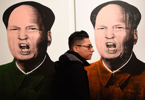 Una serie de imágenes llamadas "Mao Trump" son expuestas en una galería en Los Ángeles, Estados Unidos. (Mark Ralston/AFP/Getty Images) 