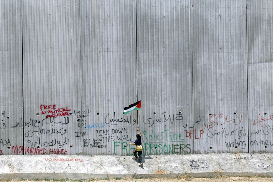 Israel-Cisjordania. Durante más de 10 años, Israel ha estado levantando un muro de separación en el territorio palestino de Cisjordania, que en algunos tramos consiste en una estructura de hormigón de hasta 8 metros de altura y, en otras, de vallas de espinos con cámaras de seguridad. En 2013, la construcción de dos tercios de esta barrera de 700 kilómetros ya había sido finalizada. El gobierno Israelí justifica esta separación física como una medida defensiva. Los palestinos ven amenazados sus derechos y hablan de apartheid. En 2004 la Corte Penal Internacional calificó el muro de "ilegal". Foto: Pedro Ugarte/AFP/Getty Images