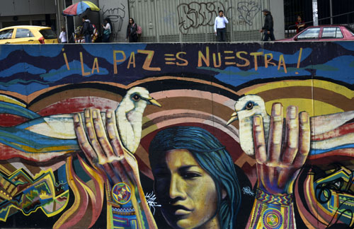Un graffiti en Bogotá que hace referencia al proceso de paz entre el Gobierno colombiano y las FARC. Raúl Arboleda/AFP/Getty Images