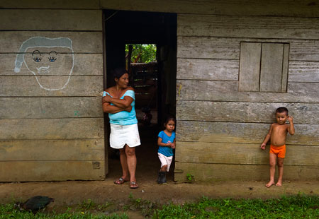Una mujer y sus dos hijos en la provincia colombiana de Antioquía. Luis Acosta/AFP/Getty Images