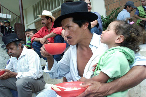 Campesinos desplazados por los grupos paramilitares en San Roque, departamento de Antioquía, Colombia, septiembre de 2003. AFP/Getty Images