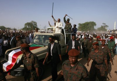 Al Bashir es vitoreado por sus seguidores Darfur el pasado 23 de julio.