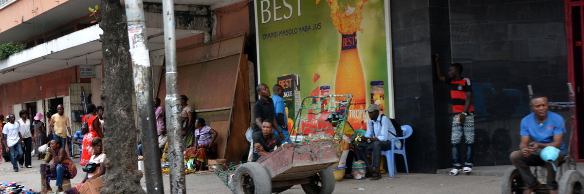 Personas en un mercado de Kinshasa en República Democrática de Congo. (Papy Mulongo/AFP/Getty Images)