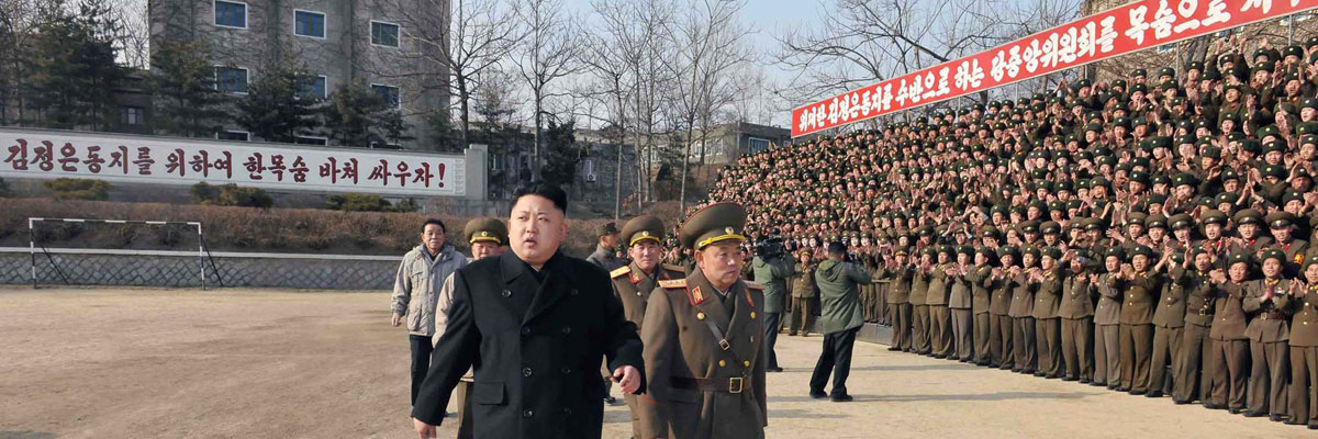 El líder norcoreano, Kim Jong-Un, a la izquierda, inspeccionando a las tropas del Ejército del país. KNS/AFP/Getty Images