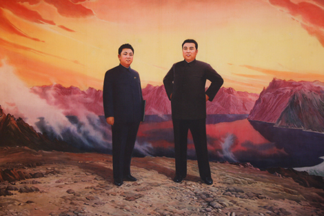 Retrato de Kim Jong-il (izquierda) y Kim Il-sung con el monte Paektu a sus espaldas. Roman Harak vía flickr