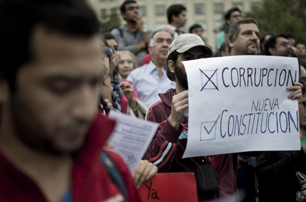 Protesta contra la corrupción enfrente del Palacio de la Moneda, Santiago de Chile, marzo de 2015. Martin Bernneti/ AFP/Getty Images)