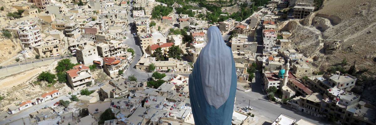 Vista de la ciudad siria de Maalula en 2016 con una estatua de la Virgen María coronando la ciudad. (Stringer/AFP/Getty Images)