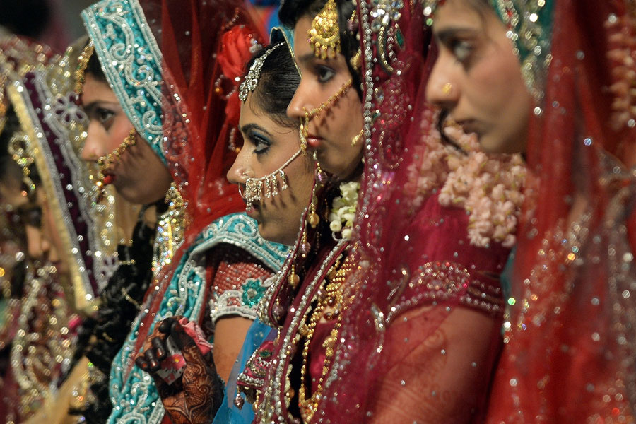 Adolescentes. En la sociedad india, tener una hija significa no tener asegurado el futuro. A pesar de la legislación que lo prohíbe, la dote se sigue llevando a cabo en el país. Incluso una vez casados, hay quienes amenazan a la familia de la mujer con quemarla si no le dan más dinero. Además, en muchos casos se trata de matrimonios infantiles, según UNICEF, un 55% se producen en las áreas rurales y un 26% en las urbanas, (http://www.unicef.in/Itstartswithme/childmarriage.pdf) datos a los que habría que sumar matrimonios no registrados. Se estima que en todo el país casi la mitad de las mujeres de entre 20 y 24 años se han casado antes de cumplir los 18. Desde 1929 existen leyes que tipifican esta práctica como delito, sin embargo, han sido pocas las veces que se han aplicado. En la foto, mujeres musulmanas en una boda multitudinaria en Mumbai (Punit Paranjpe/AFP/Getty Images)