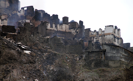 Casas destruidas por el fuego en el pueblo de Tsibari, en Tsunti, región de Dagestán, Cáucaso Norte. (Kurban Labazanov/AFP/Getty Images)