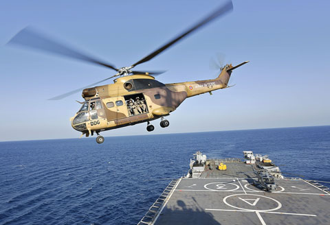 Un helicóptero francés en la operación de la UE contra la piratería en el Golfo de Adén. Aymeric Vincenoit/AFP/Getty Images