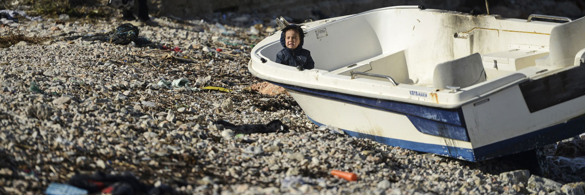 Un niño en una barco que transporta inmigrantes y refugiados hasta las costas de Grecia. Bulet Kilic/AFP/Getty Images
