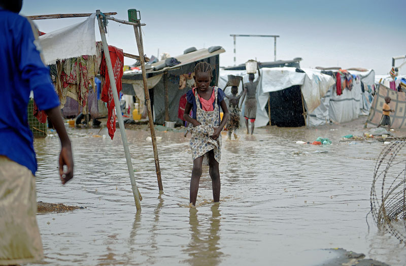Sudán del Sur. 383.000 nuevos desplazados en 2013. Total: más de 1 millón de personas (junio 2014, IDMC) Este joven Estado africano, que se independizó de Sudán en 2011, se vio sumido en una fuerte crisis en diciembre de 2013. La lucha de poder entre el presidente Salva Kirr y su ex vicepresidente, Riek Machar, desató una violencia de corte étnico que se extendió rápidamente por todo el país, encendiendo la mecha de descontentos de tipo socioeconómico. Los desplazamientos no solo se han producido a causa de este brote de violencia, sino también por los abusos cometidos por grupos armados y el Ejército, choques con el vecino Sudán y ataques perpetrados por el Ejército de Resistencia del Señor. Por otra parte, ni las cifras de Sudán ni las de Sudán del Sur incluyen a las más de 100.000 personas desplazadas en el área de Abyei debido a la incursión del Ejército sudanés en 2011. Este enclave es disputado por ambos países y sus habitantes siguen esperando la oportunidad de decidir a cuál de los dos Estados quieren pertenecer. En la foto, una niña en el inundado campamento de desplazados de Tomping después de fuertes lluvias en Juba. © AFP/Getty Images